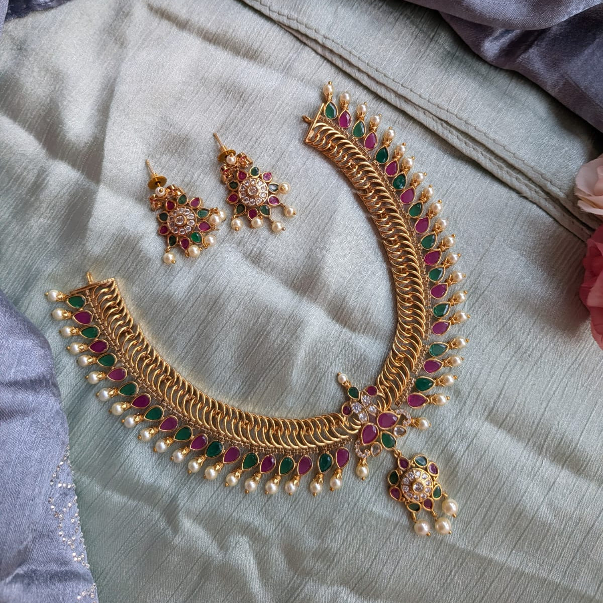 Drop with pearl design kemp necklace