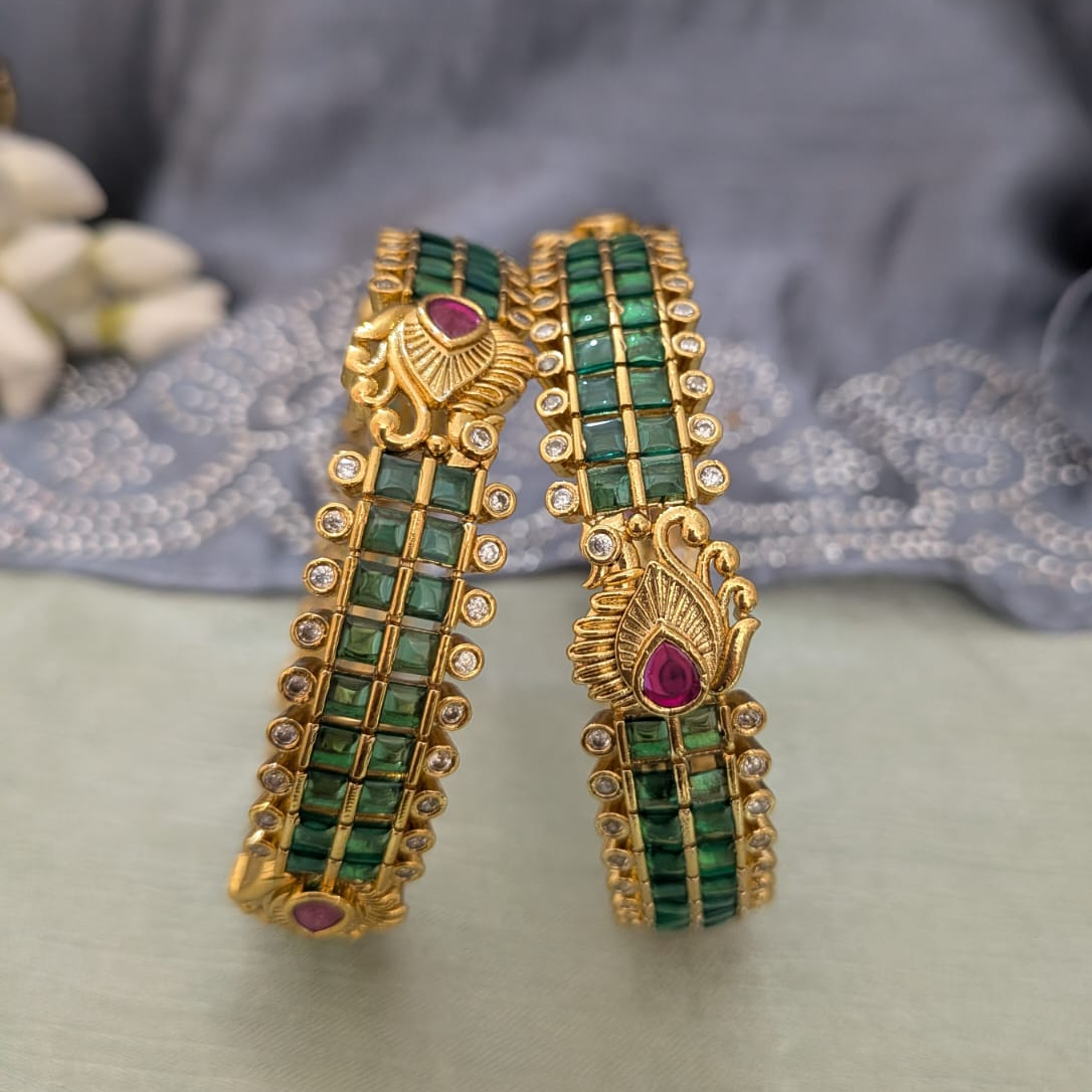 Peacock motif kemp stone bangle