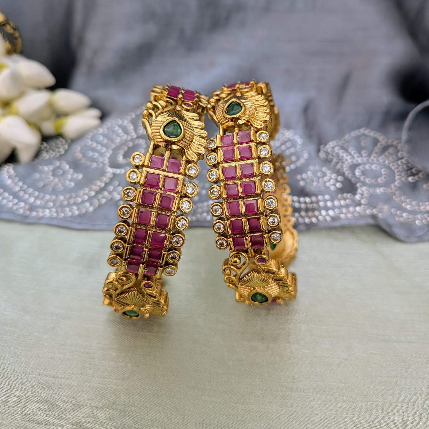 Peacock motif kemp stone bangle