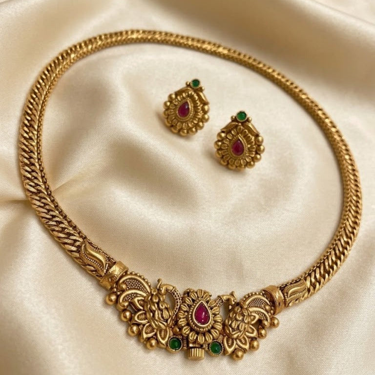 Screw open type antique necklace