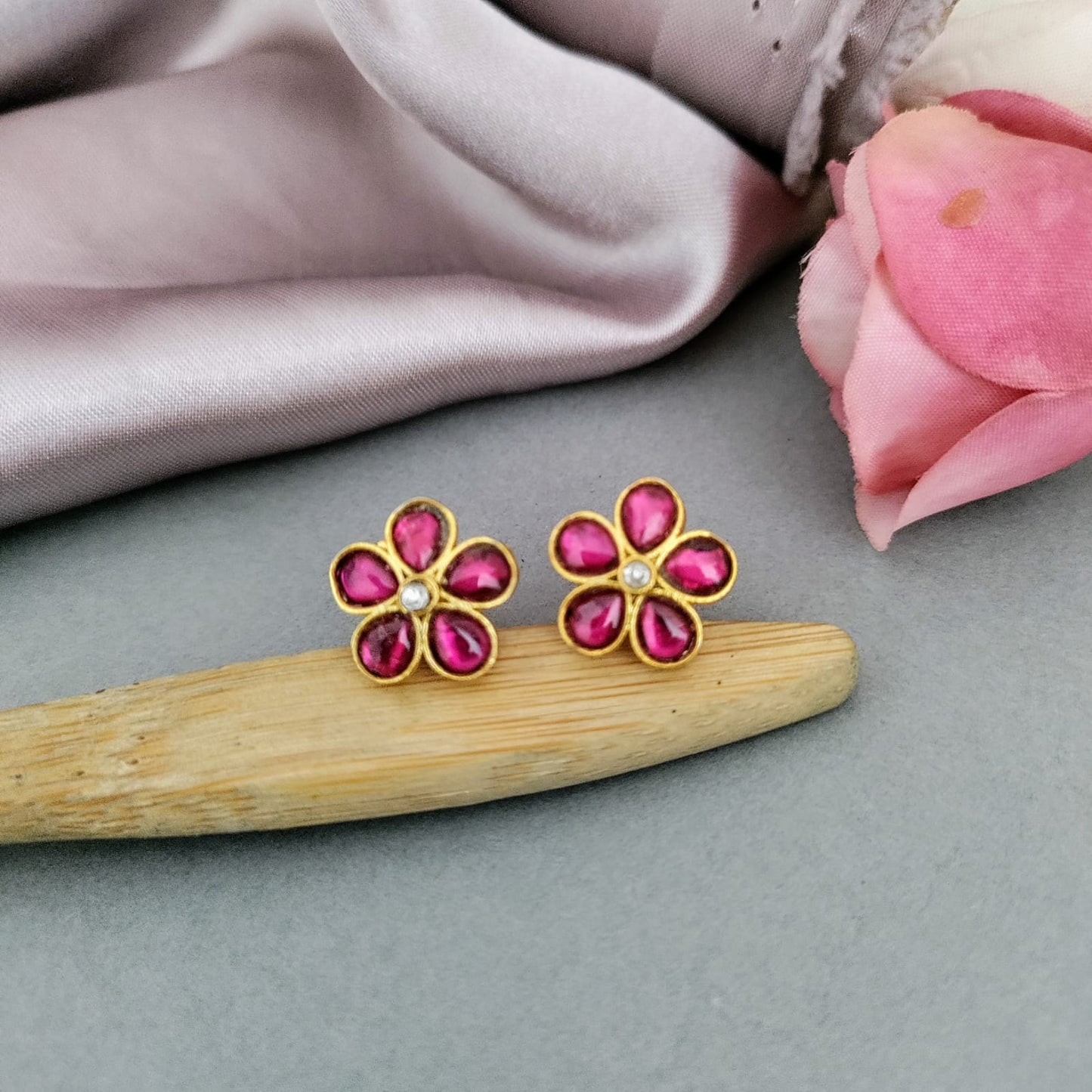 Flower 5 stone stud