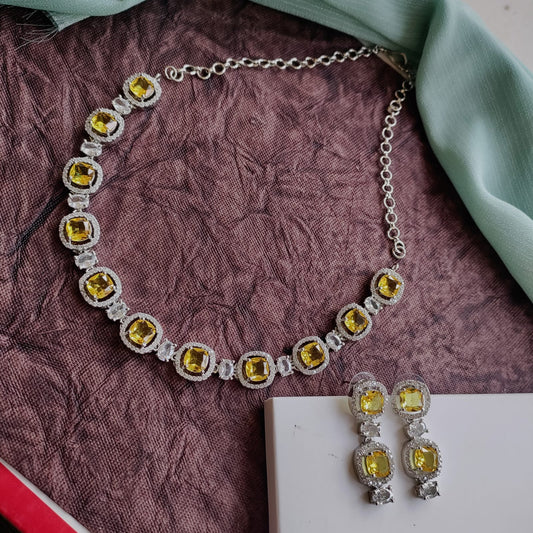 Round motif yellow stone AD necklace