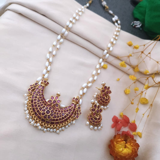 Cresent shaped kemp pendant Long Necklace