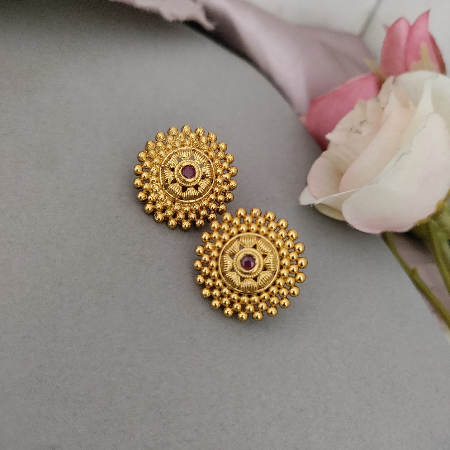 Round green stone stud