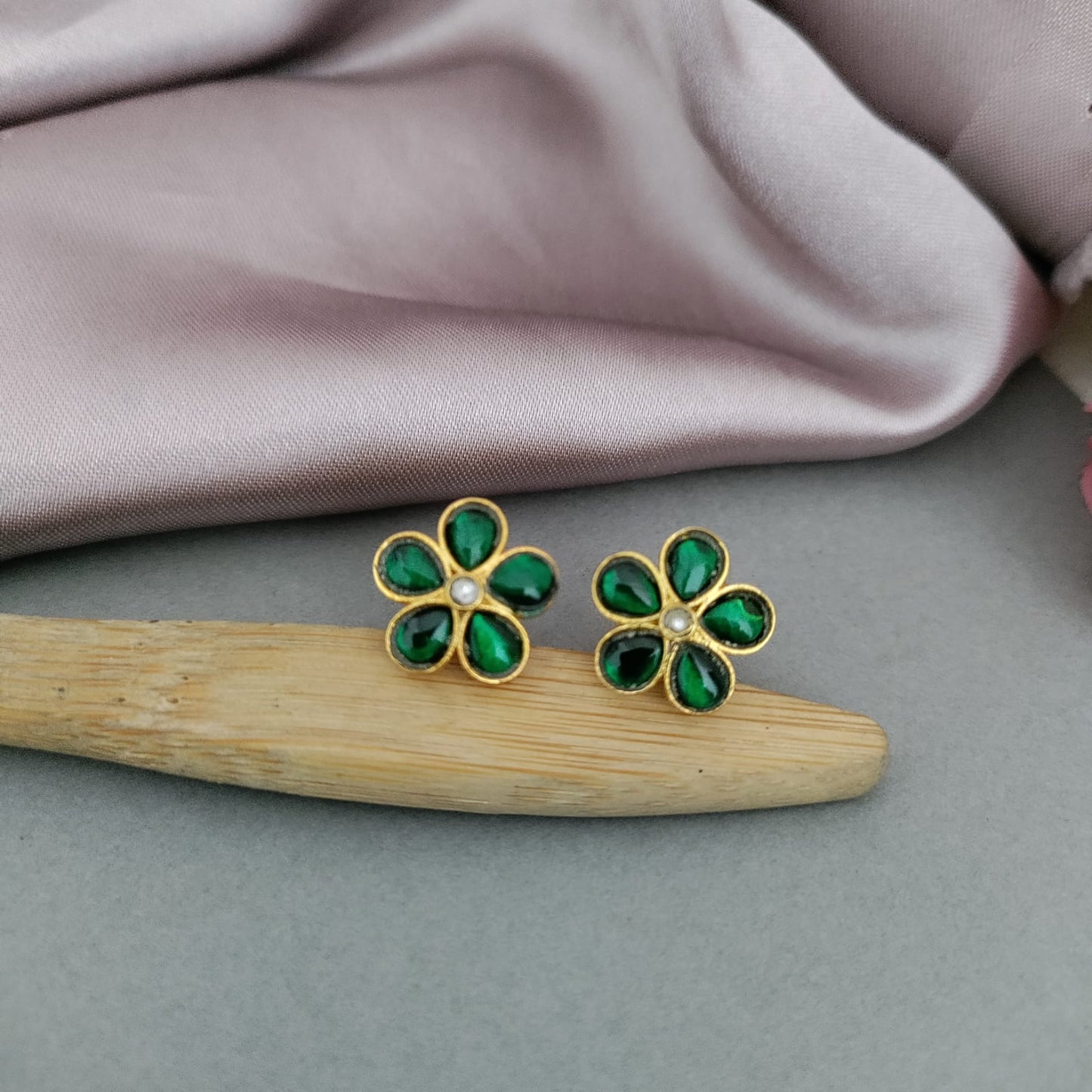 Flower 5 stone stud