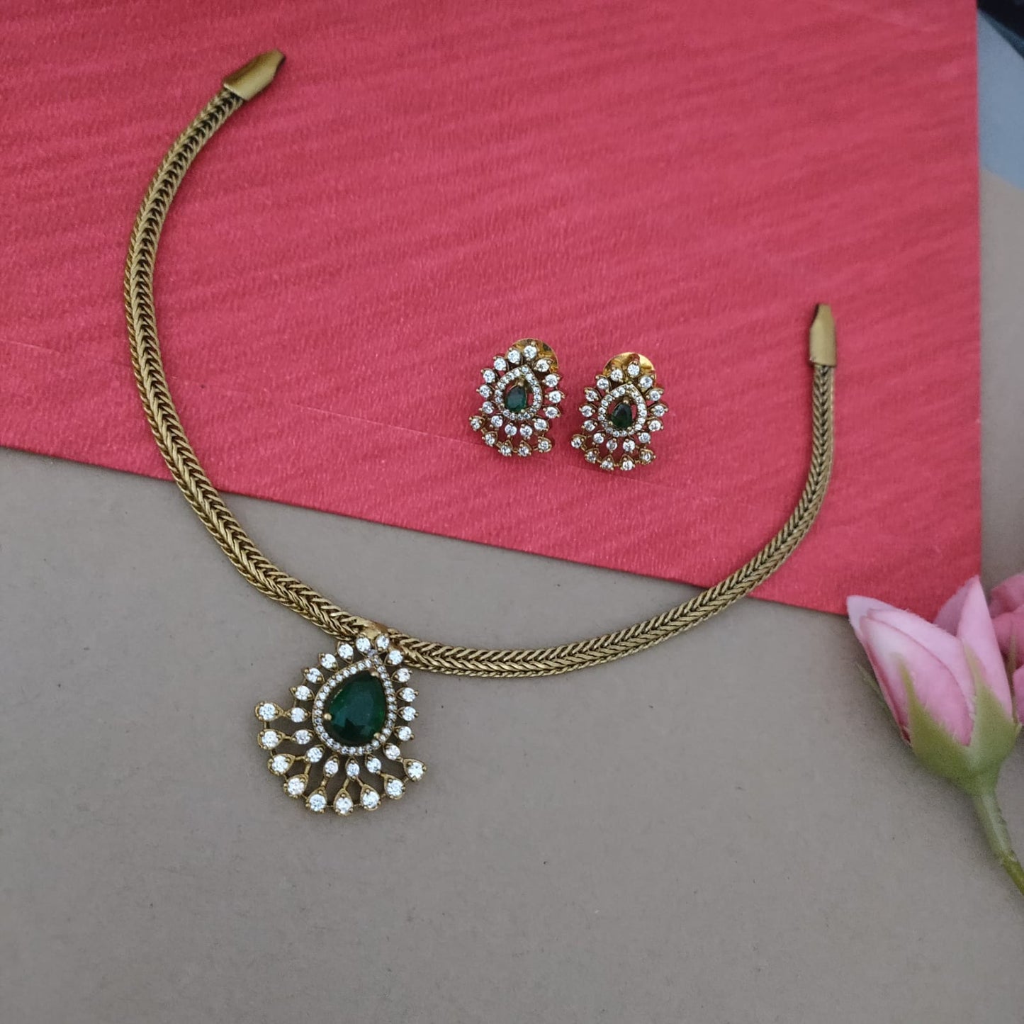 Plain chocker set