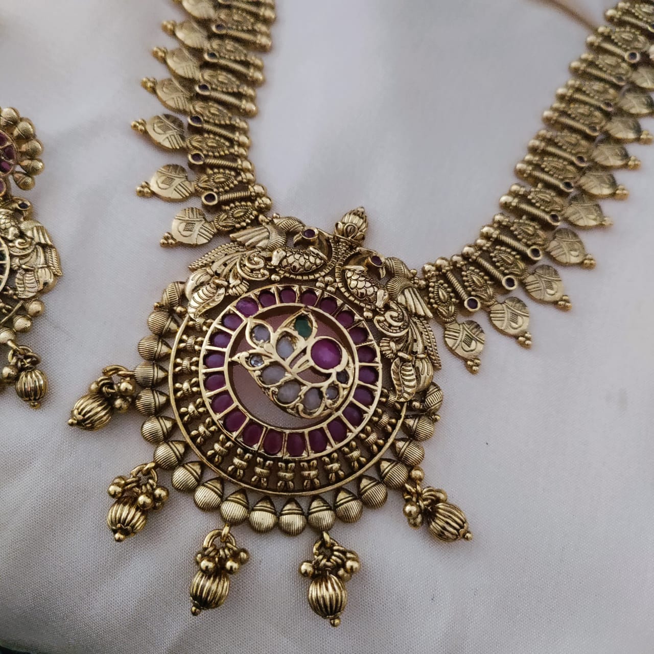 Non-idol coin kemp stone necklace - Mid length