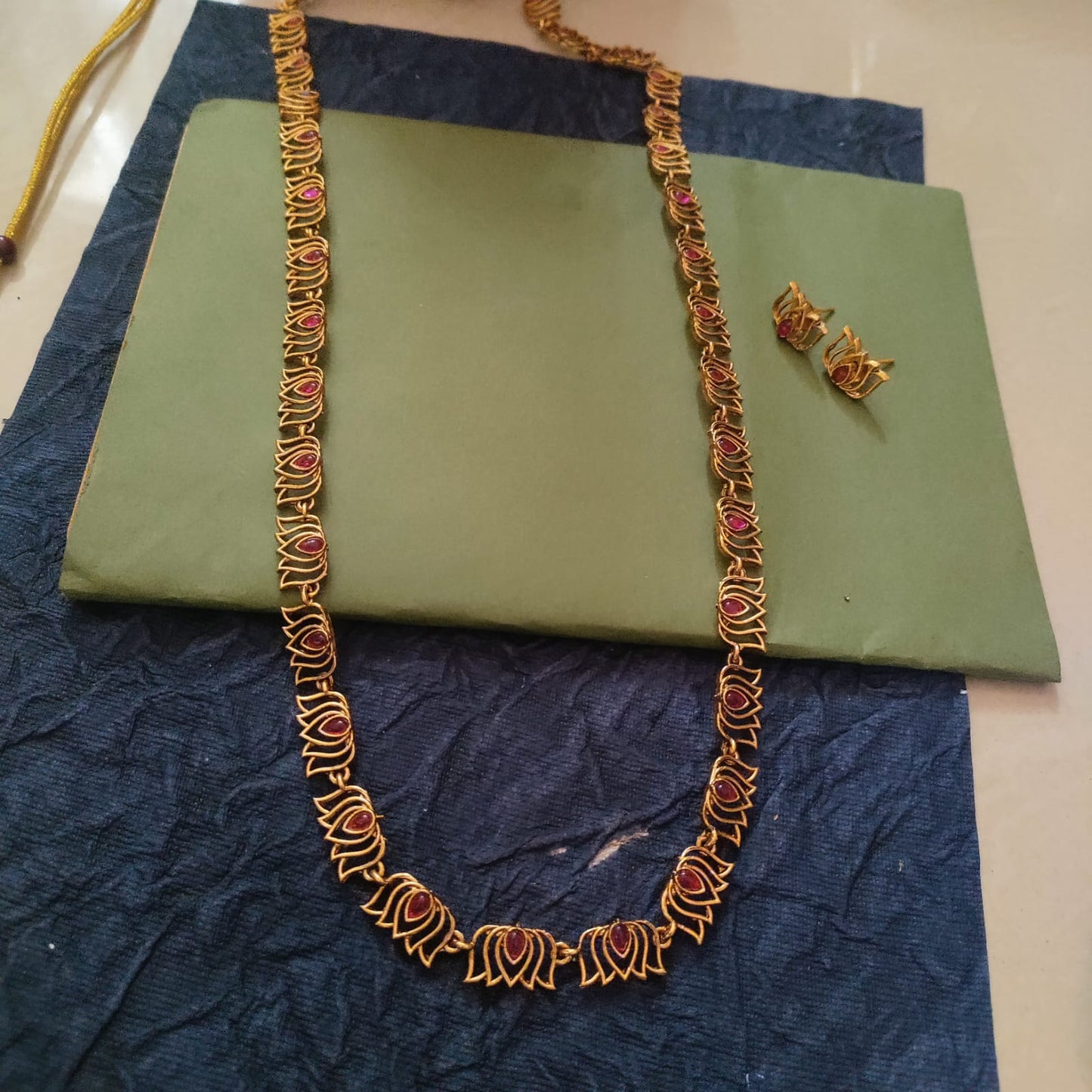 Lotus shaped motif long necklace