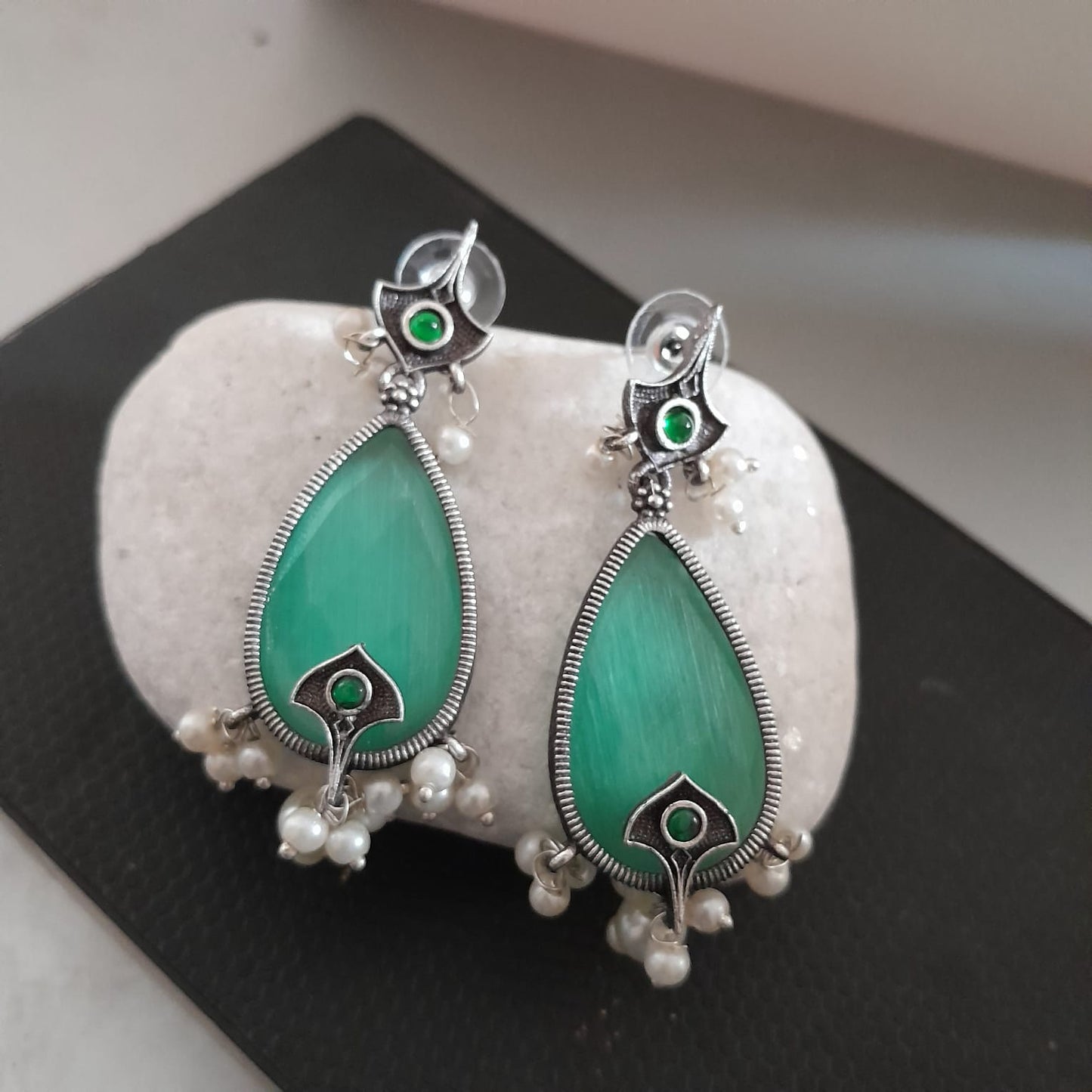 Drop stone pearl earring