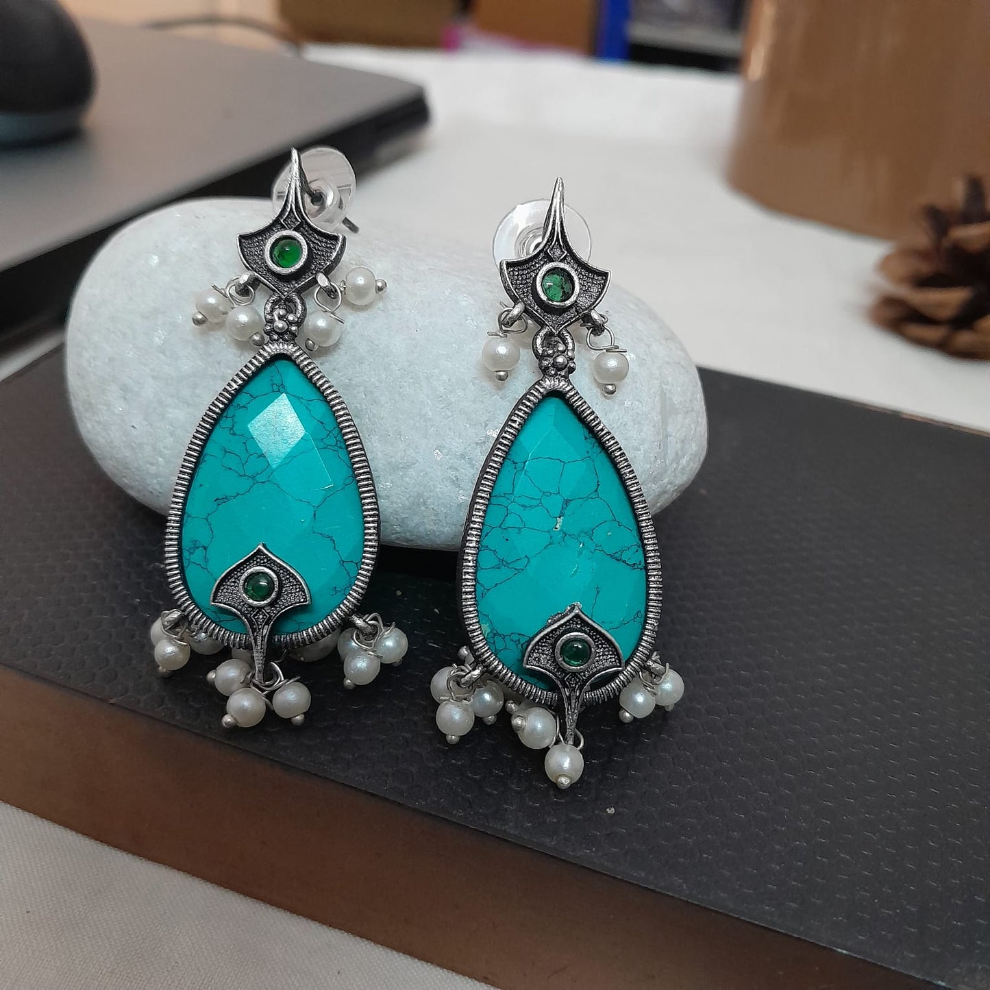 Drop stone pearl earring