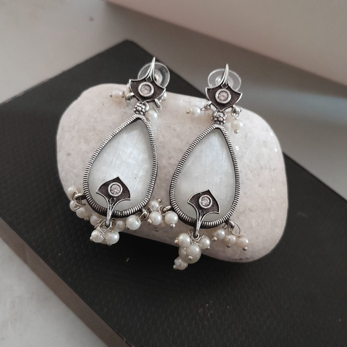 Drop stone pearl earring