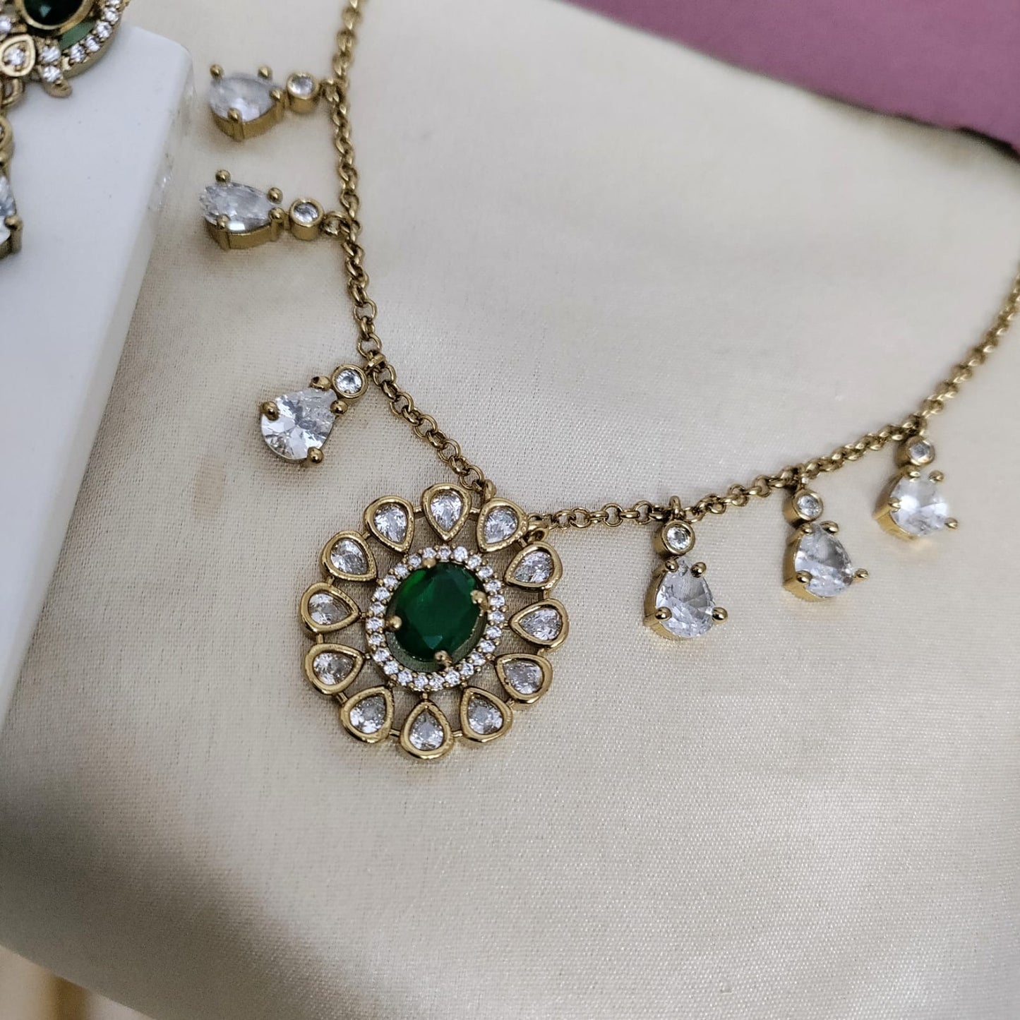 Antique gold sleek chain set