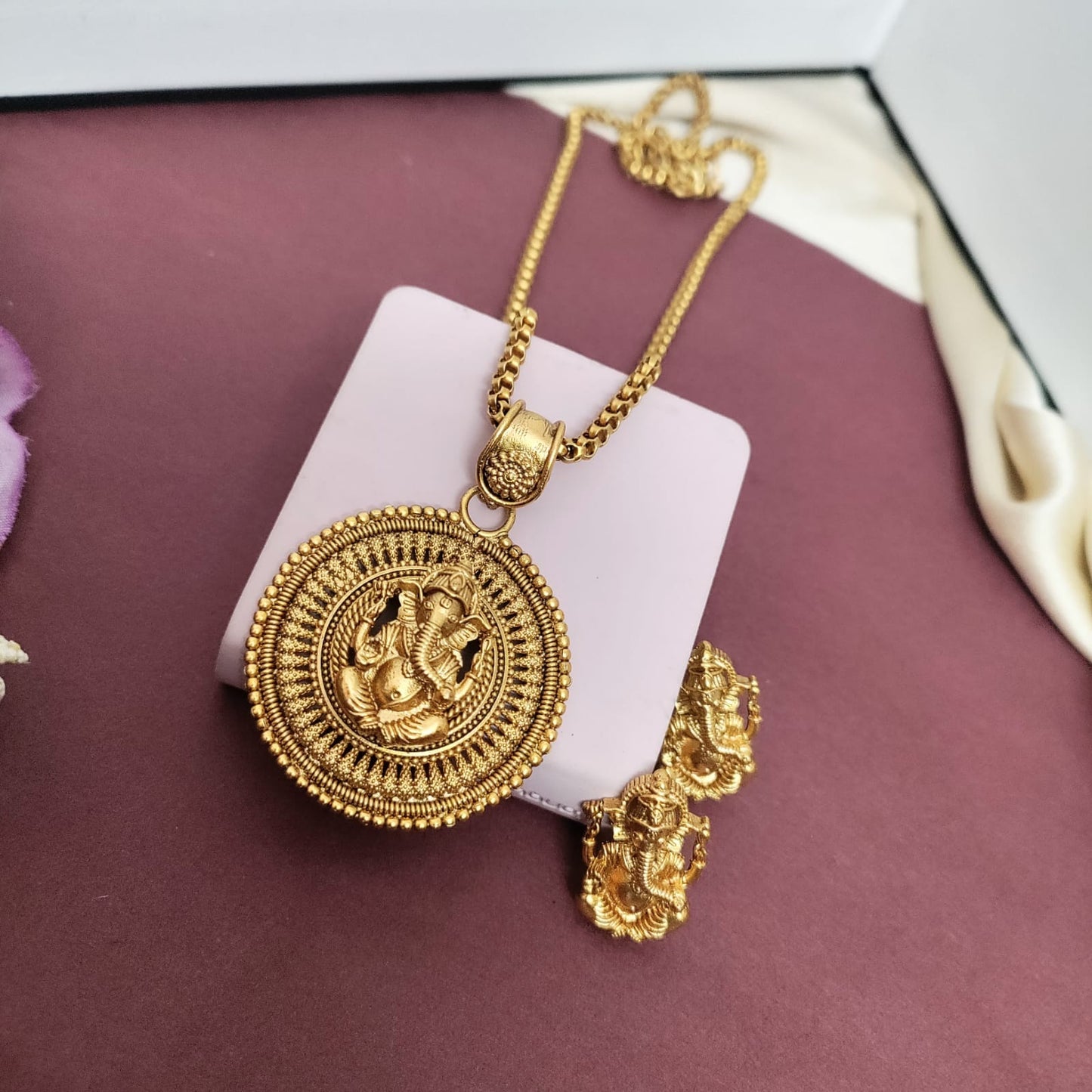 Divine Deity pendant chain set