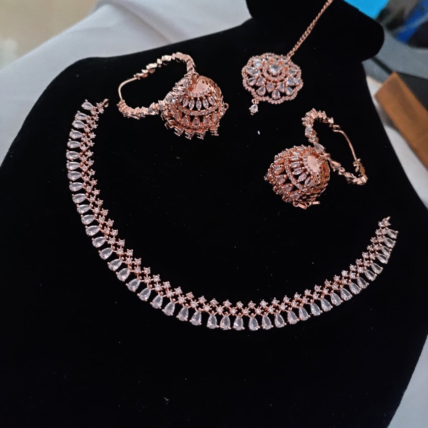 Rose gold necklace with maang tikka