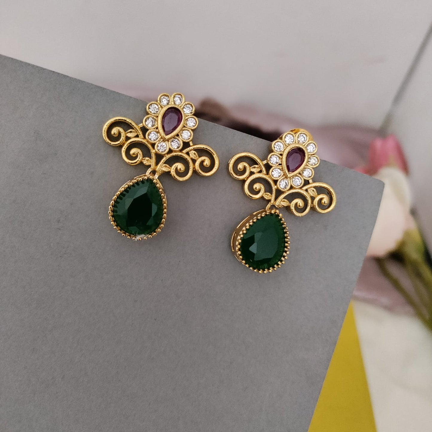 Drop stone golden earring