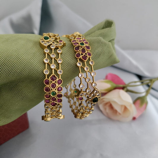 Kemp stone swan bangle