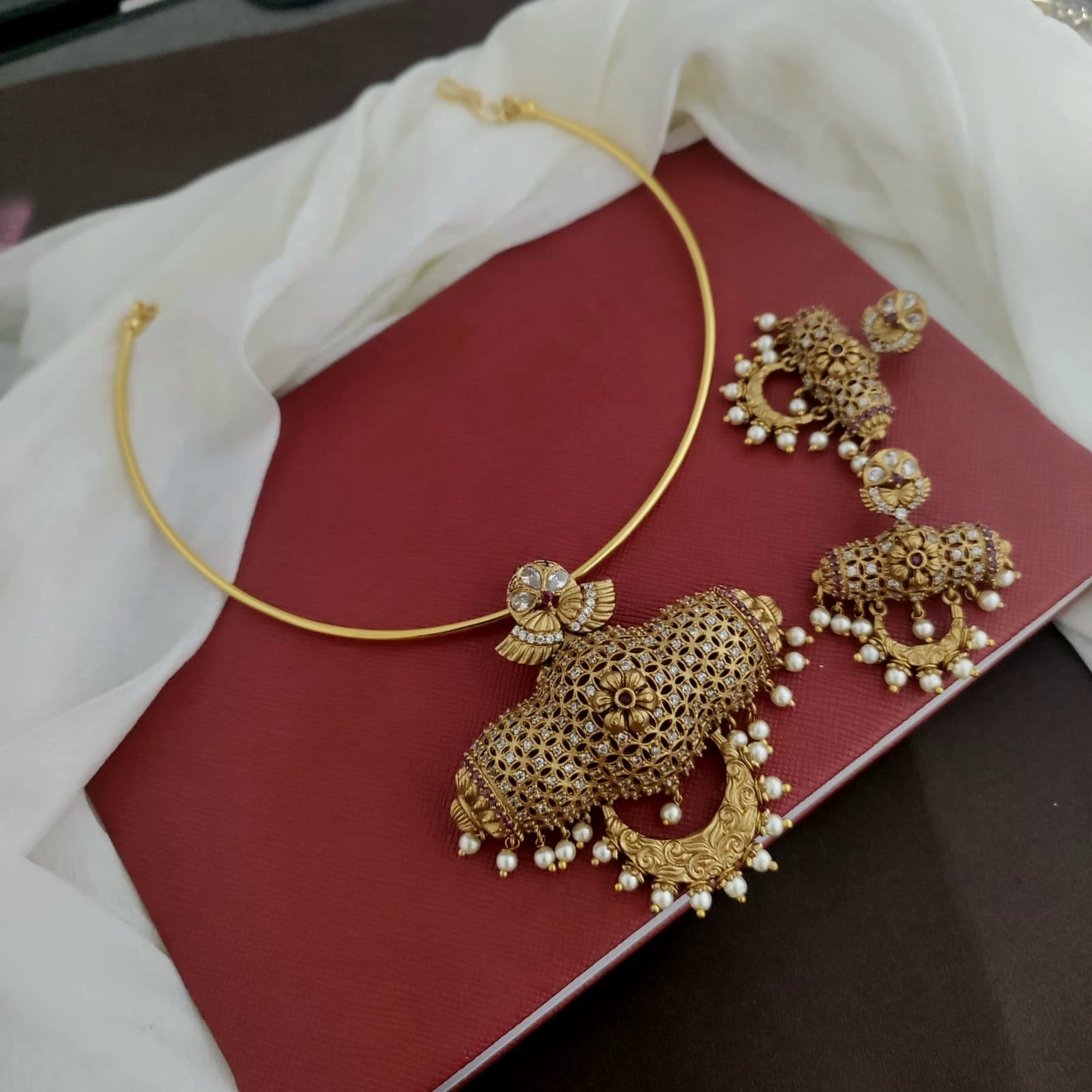 Golden white stone tabeez hasuli set