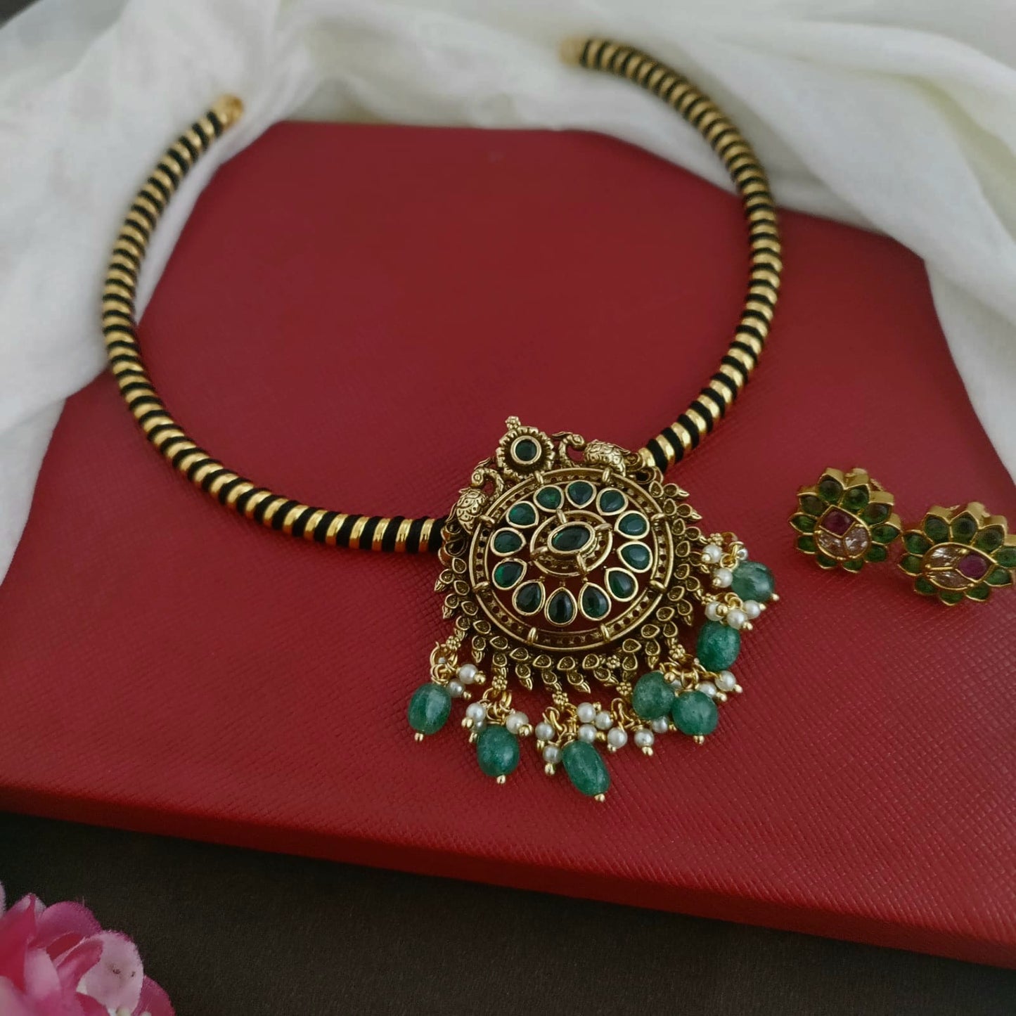 Victorian finish green stone pendant hasli set