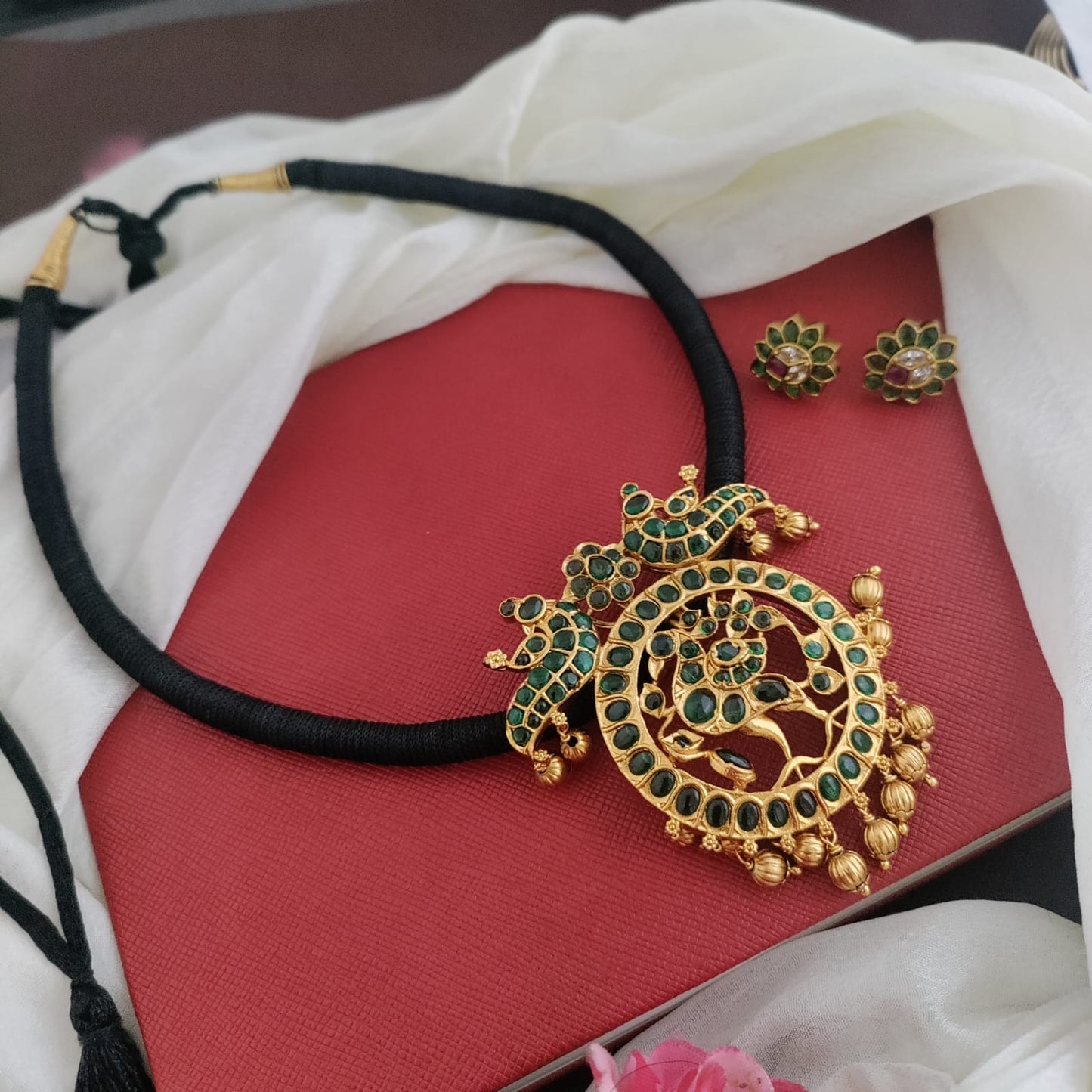 Peacock with round kemp stone pendant thread set