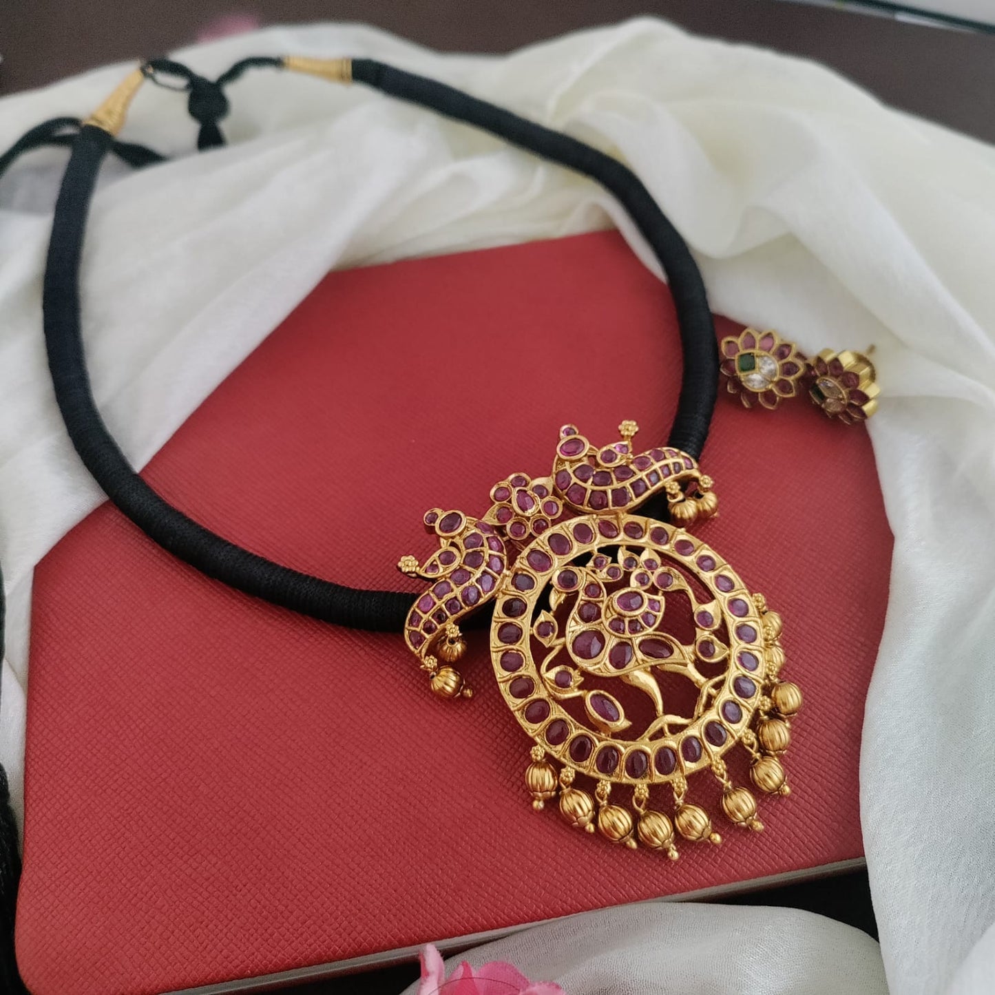 Peacock with round kemp stone pendant thread set