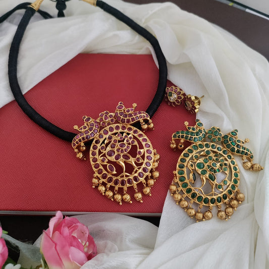 Peacock with round kemp stone pendant thread set