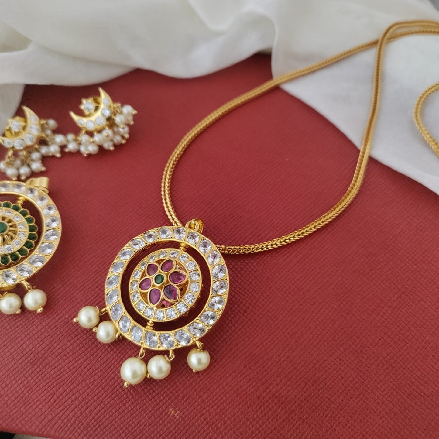 Reversible pendant chain set