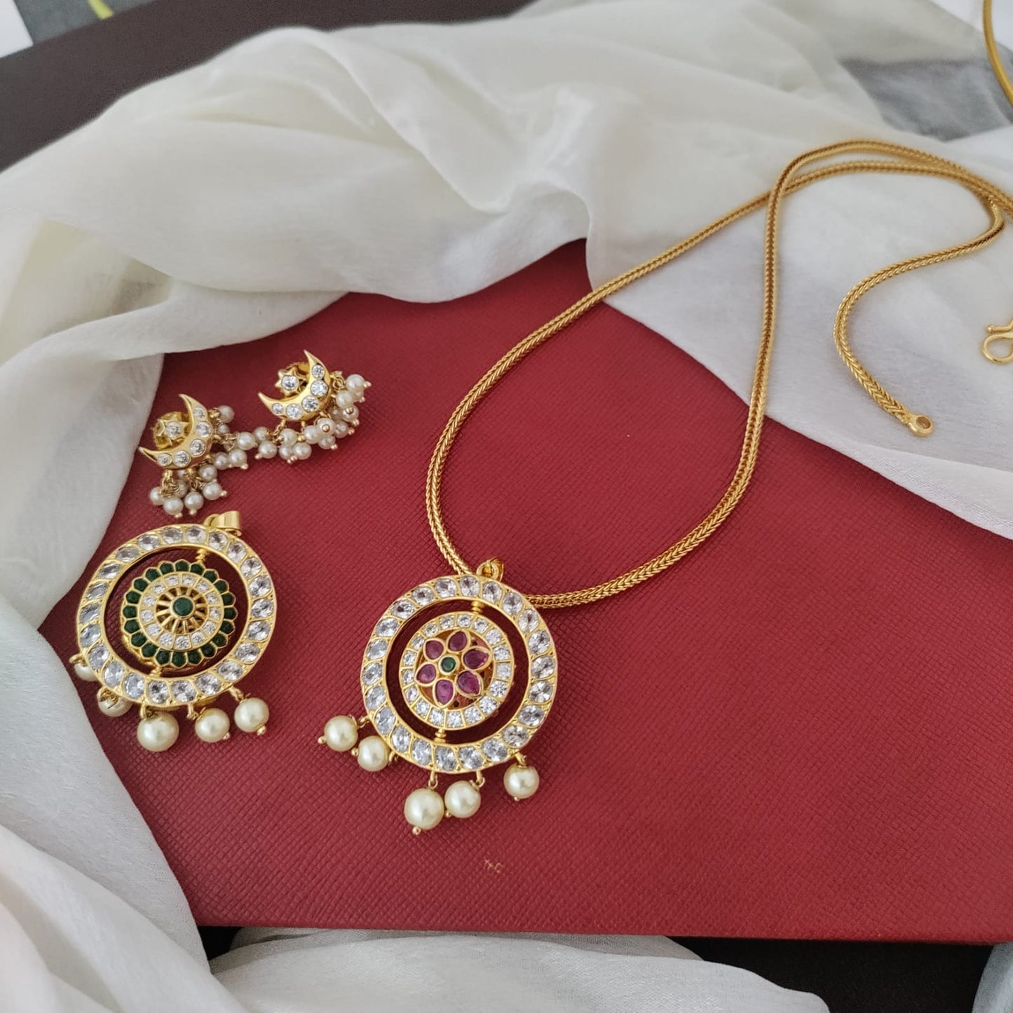 Reversible pendant chain set