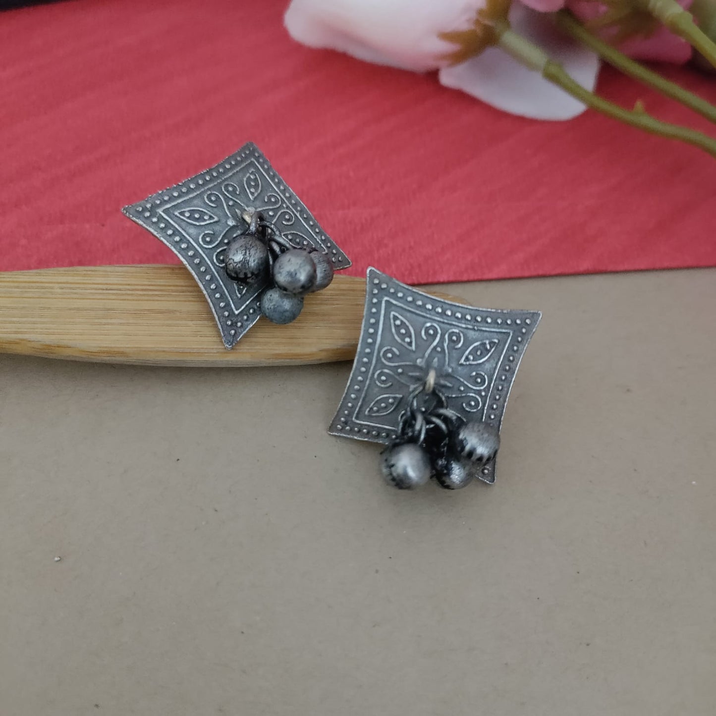 Diomond stud gonghroo earring