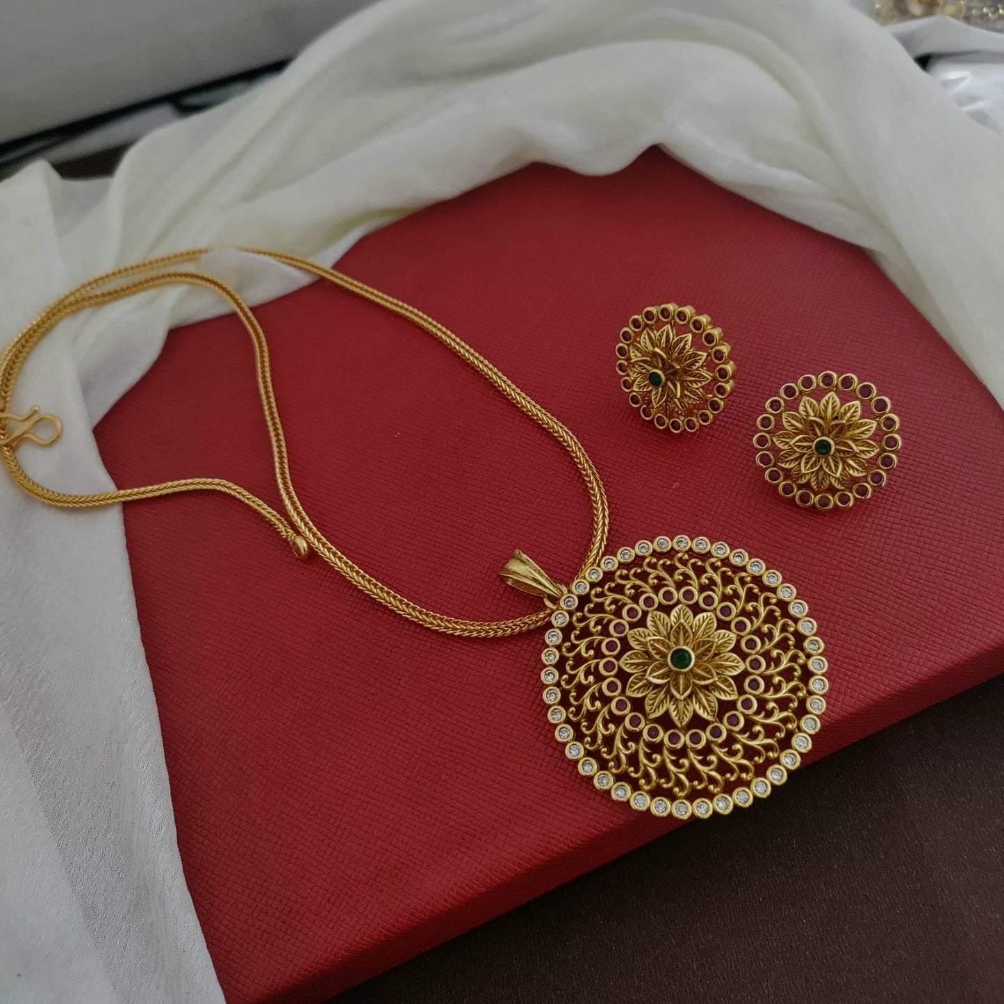 Floral round pendant chain set