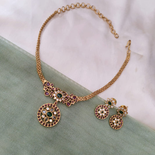 Small round stone chocker