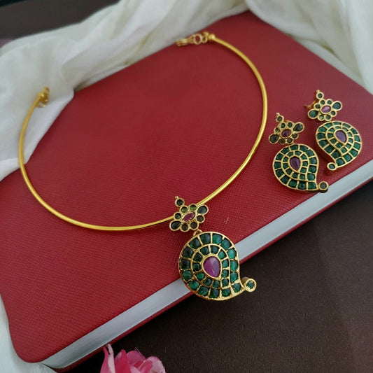 Paisley shaped green kemp stone hasli set