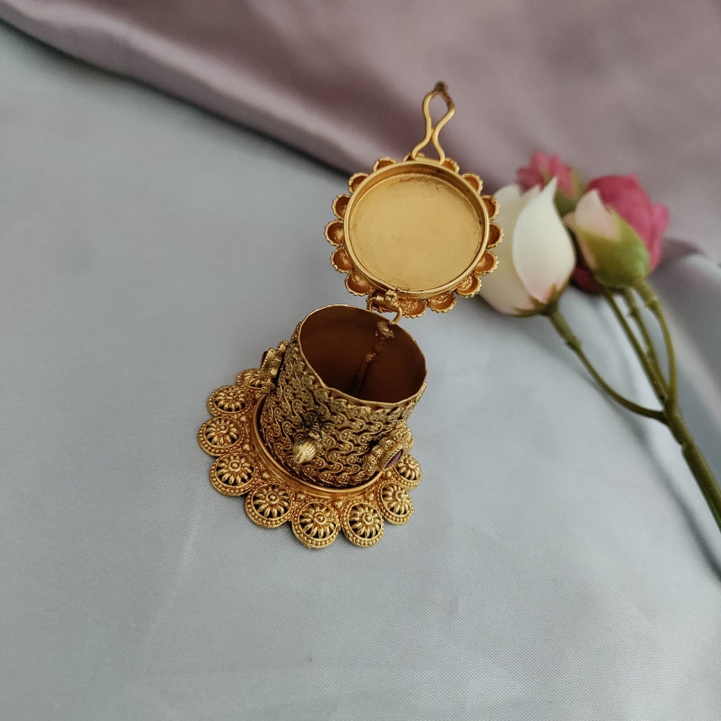 Intricate design with lakshmi on the Sindoor box
