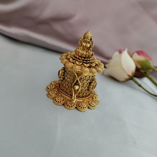 Intricate design with lakshmi on the Sindoor box