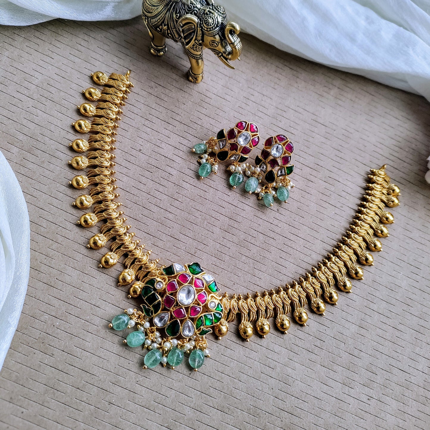 Exquisite Jadau kundan necklace set with floral pendant