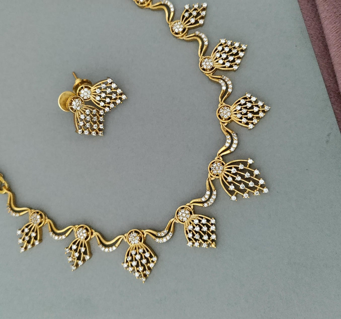 White stone ad necklace set