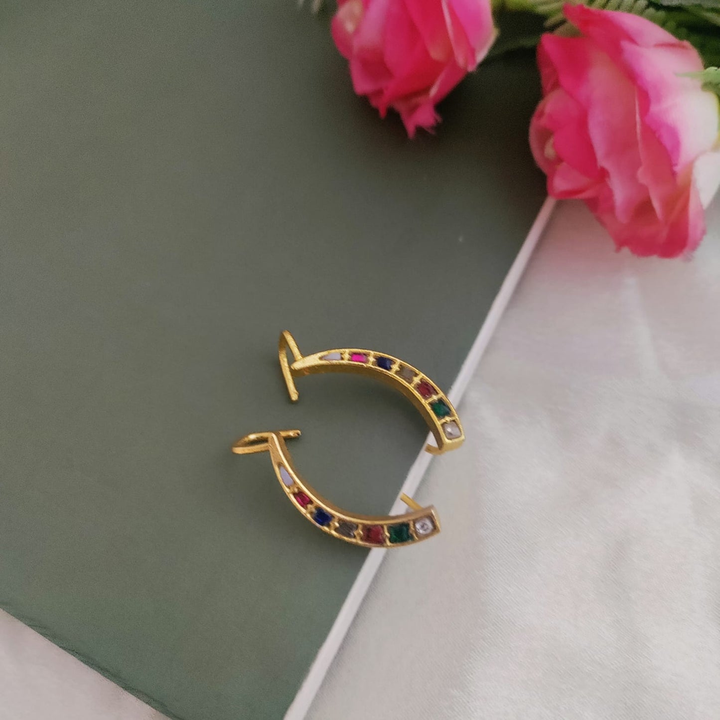 Jadau Kundan curved earcuff - Sleek design