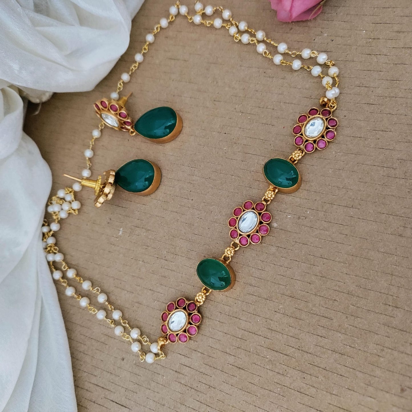 Oval shaped emerald stone studded Jadau kundan choker