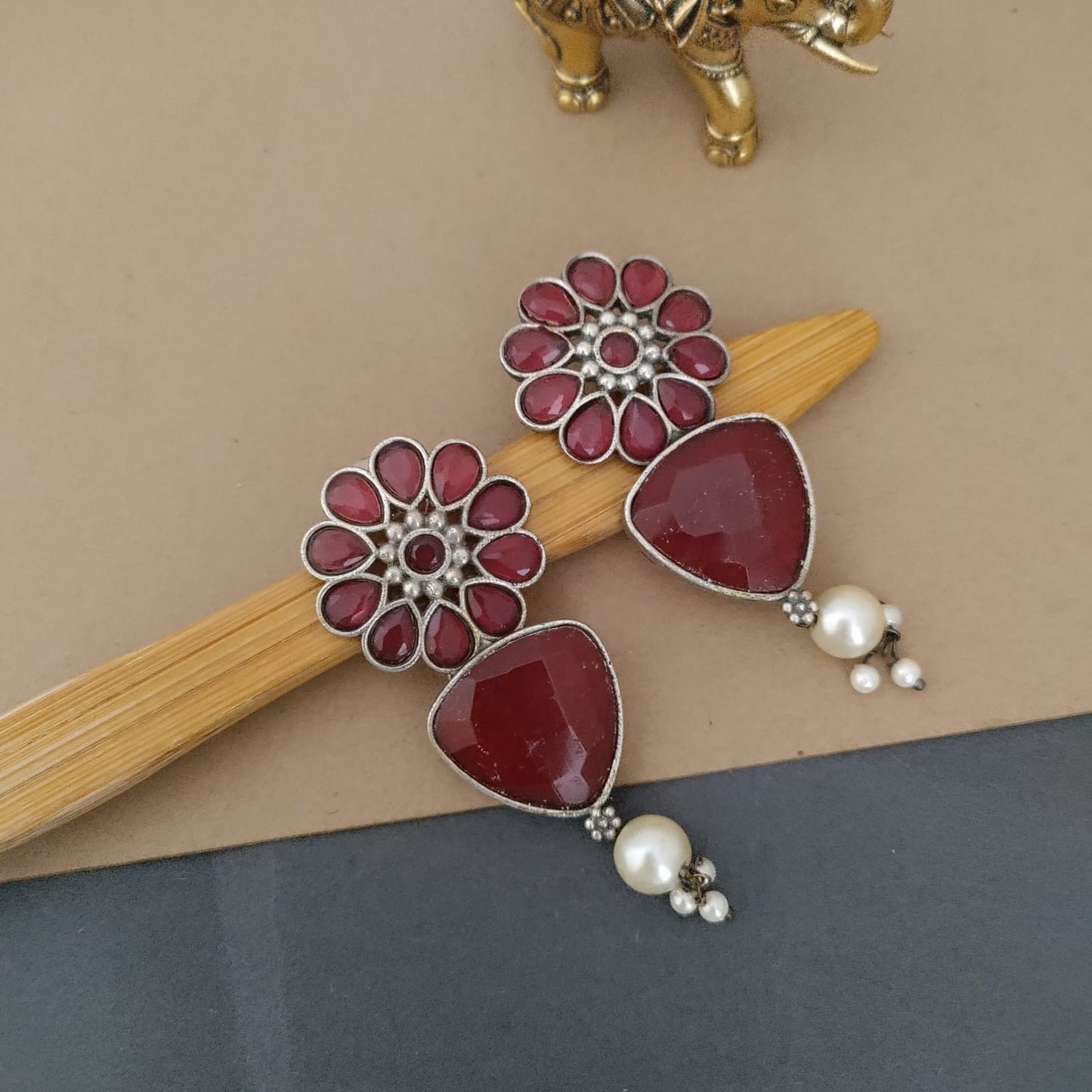 Round flower stone earring