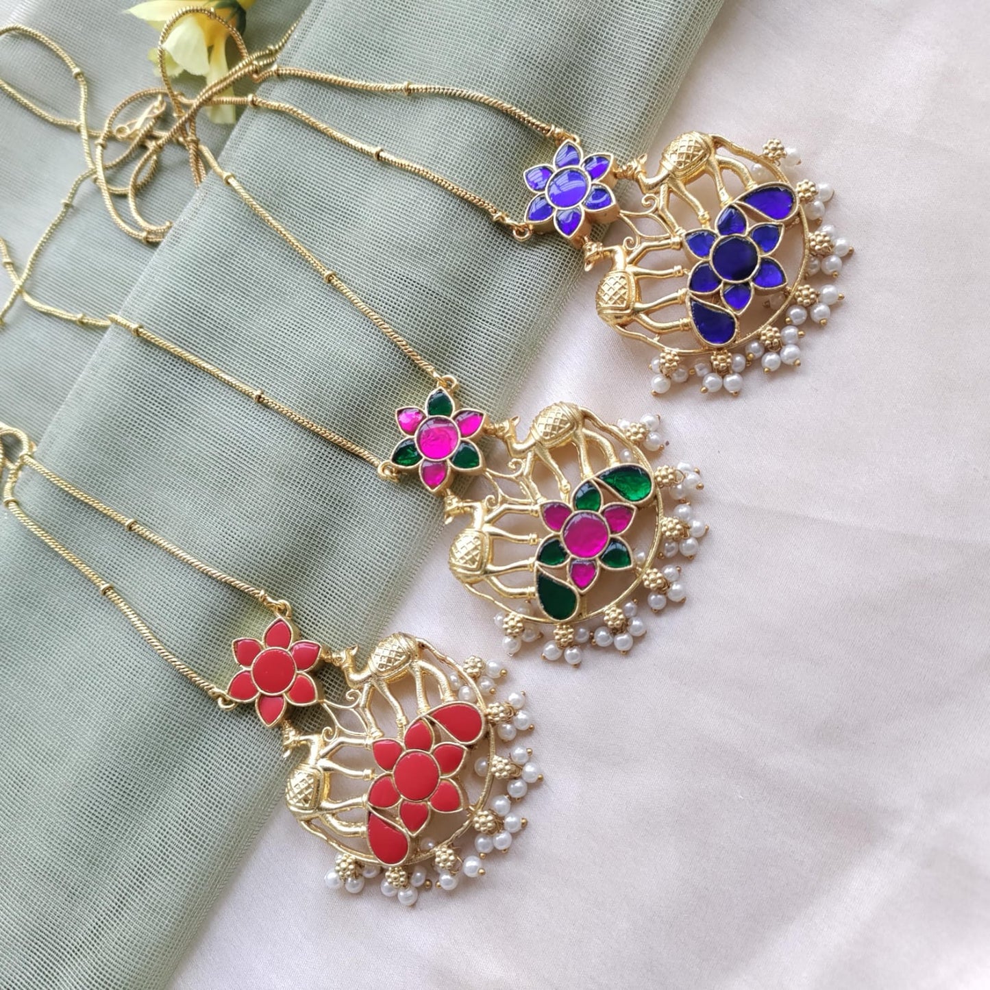 Jadau kundan pendant with chain