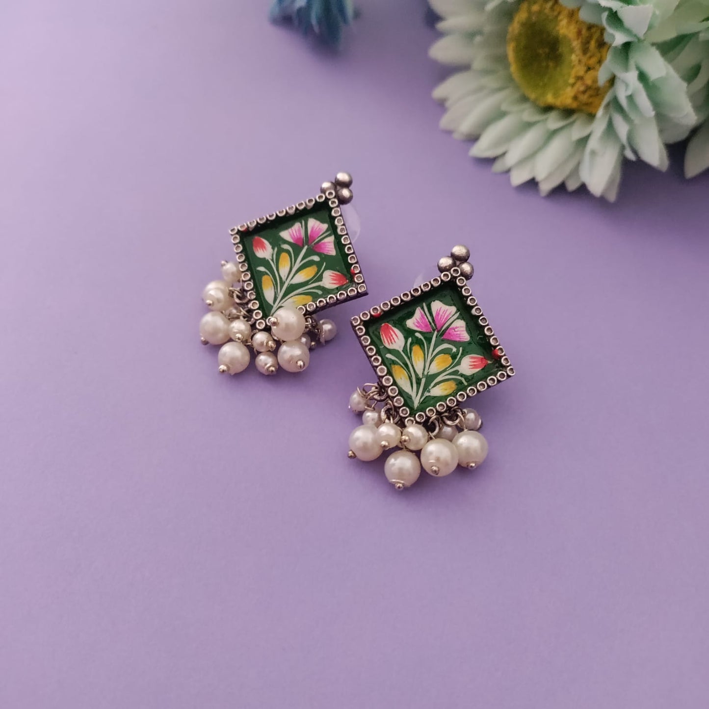 Diamond shape painted pearl earring