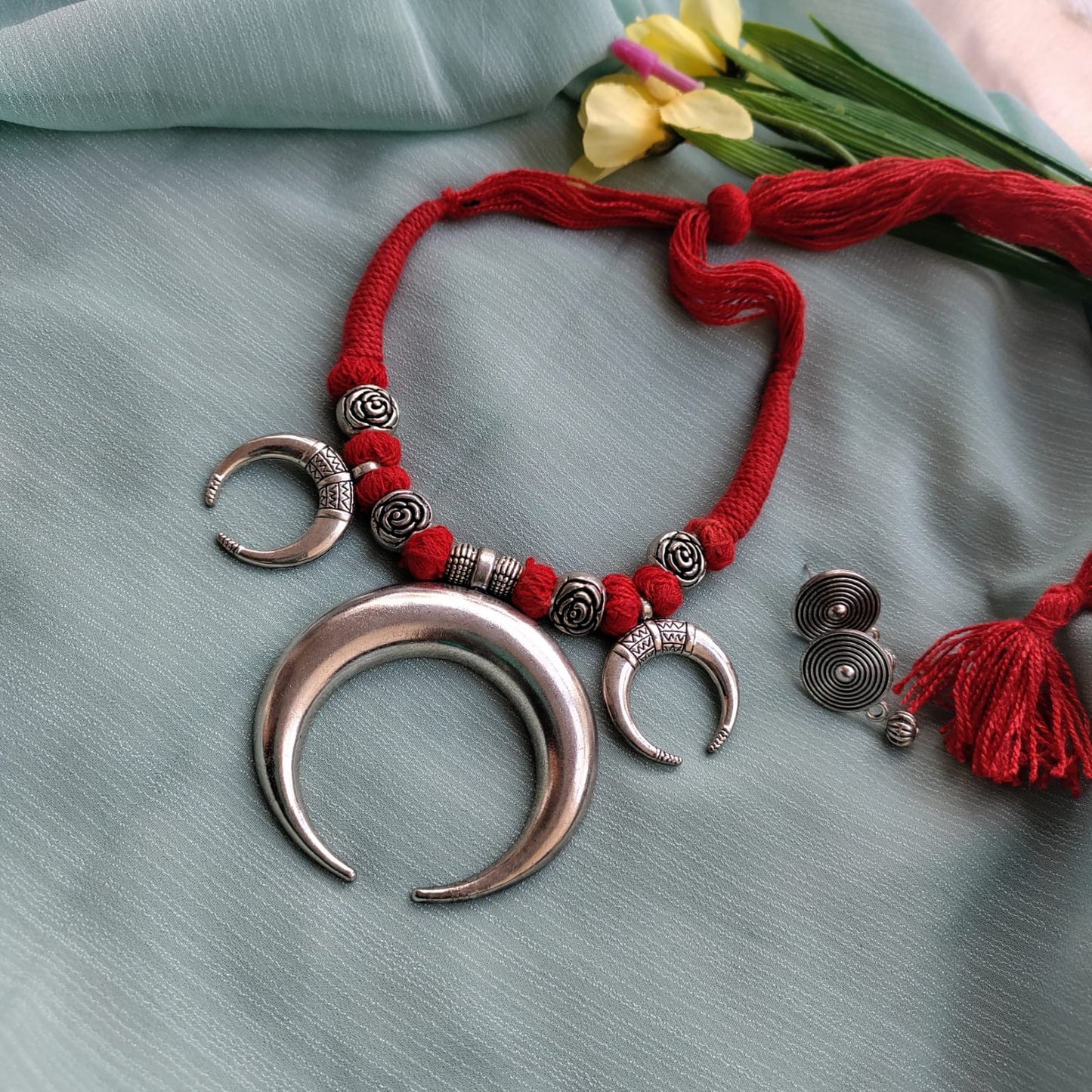 Thread sla necklace