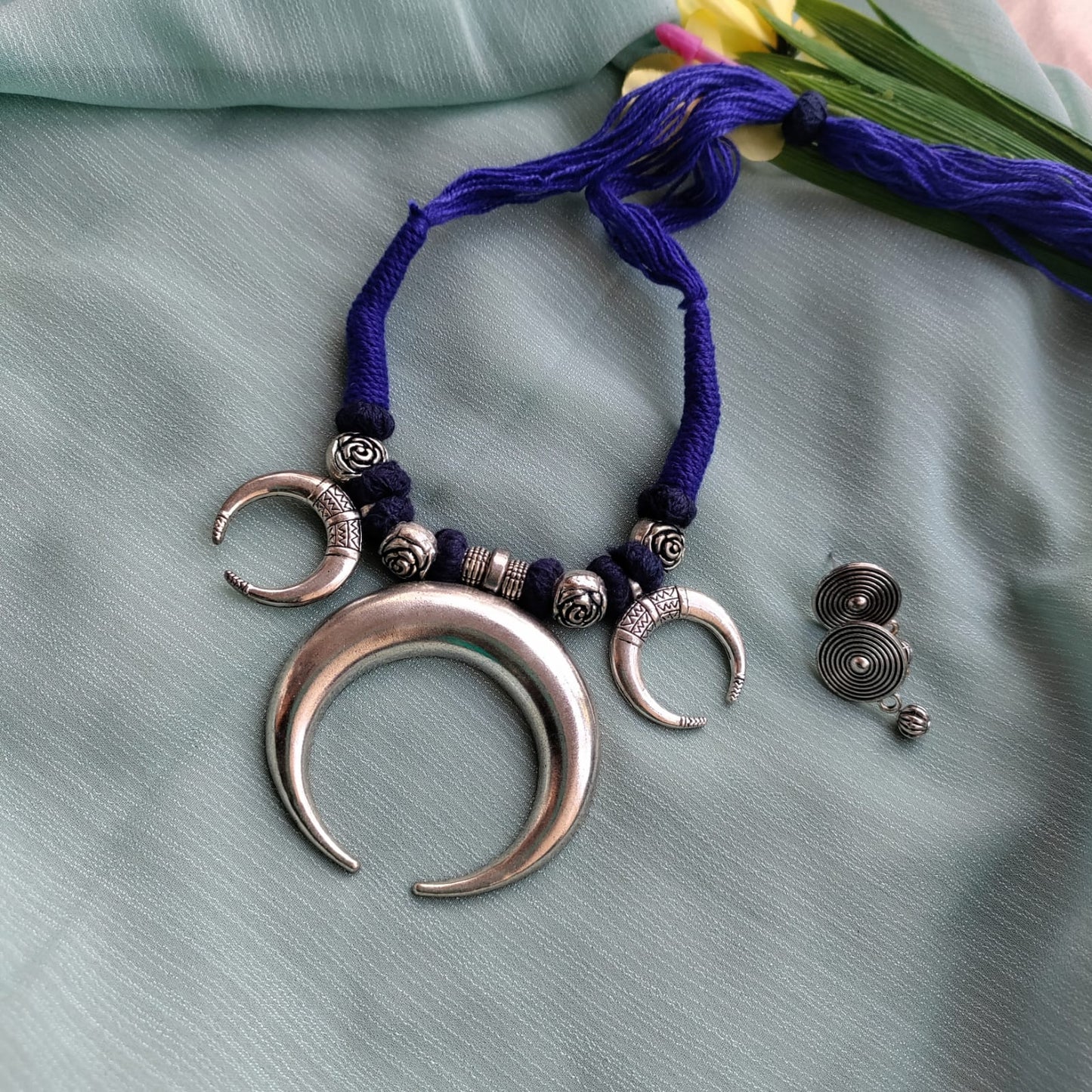 Thread sla necklace