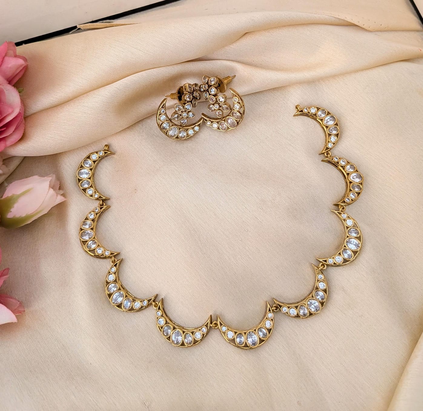 Off moon white stone necklace set