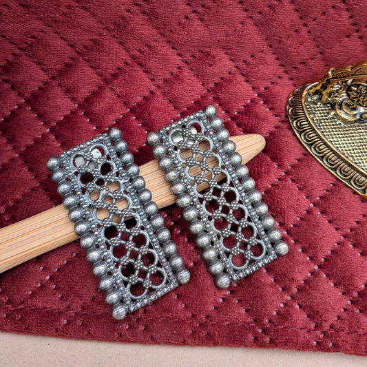 Boroque Cutout Rectangle Stud