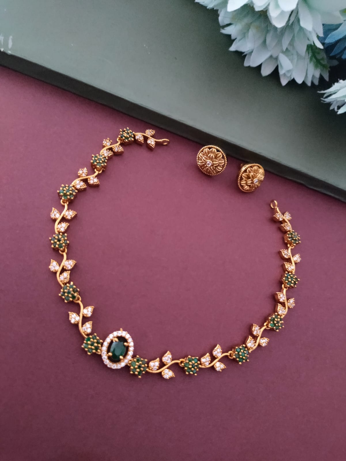 Simple floral design ad necklace