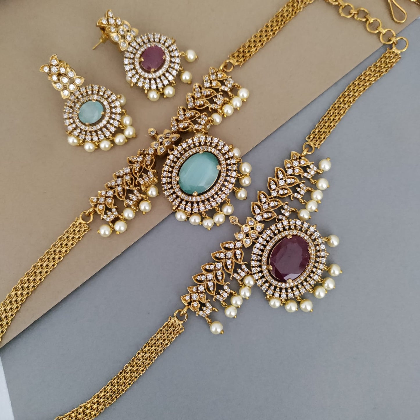 Ad stone with round pendant chocker set