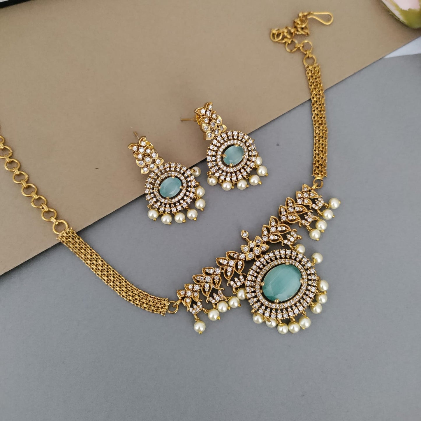 Ad stone with round pendant chocker set