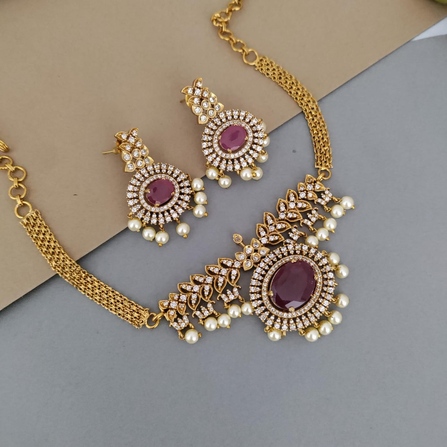 Ad stone with round pendant chocker set