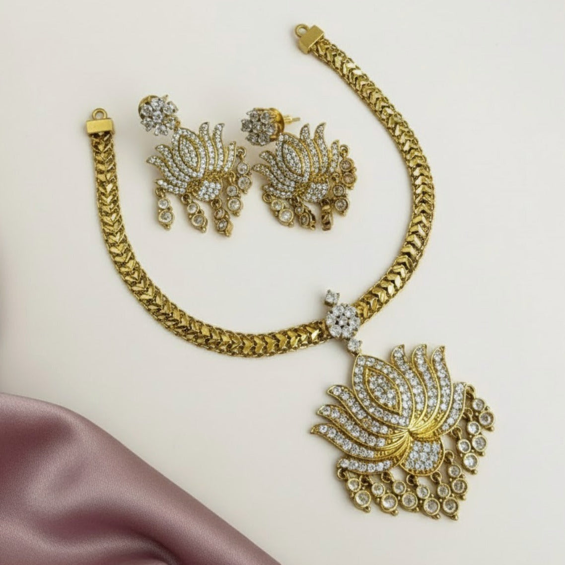 Lotus white stone choker