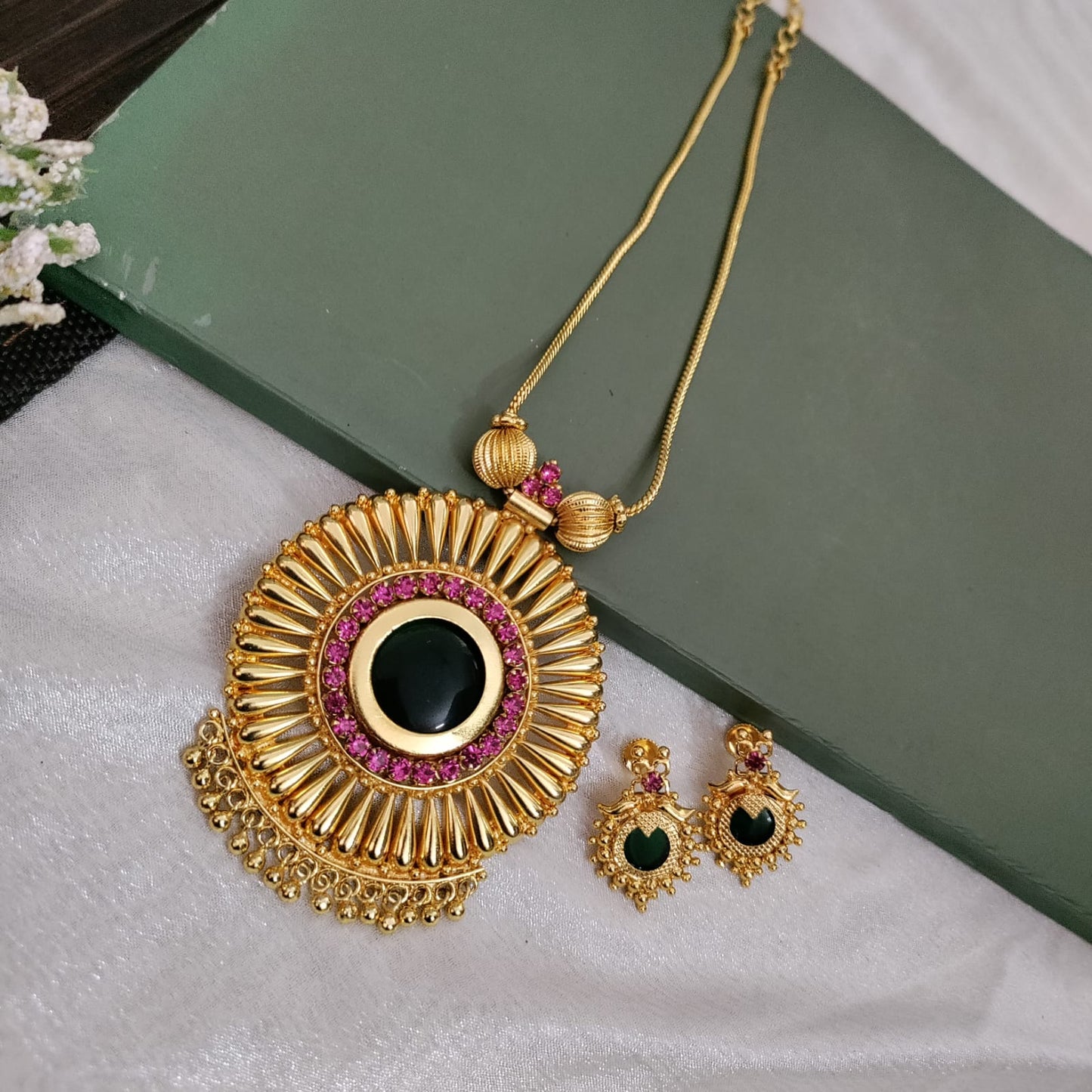 Round gold beads necklace